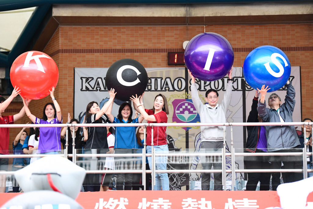 康橋國際學校校長徐文淞和貴賓一同高舉「KCIS」的四顆大球，為校慶揭開序幕。