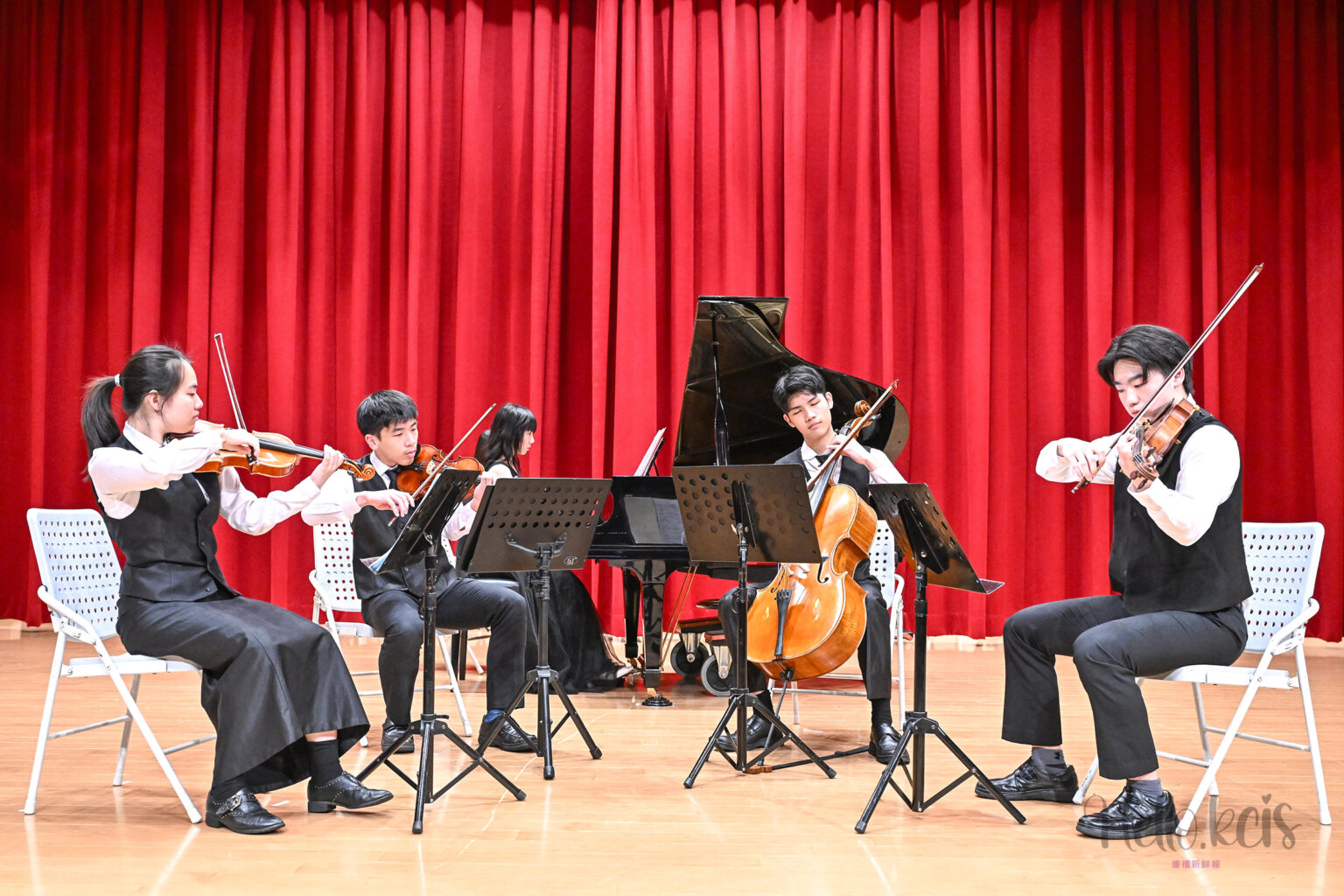 康橋秀岡校區高中鋼琴五重奏揭開表演序幕，演奏杜南伊的C小調第一號鋼琴五重奏的第三樂章，完美展現精湛技藝和音樂素養。
