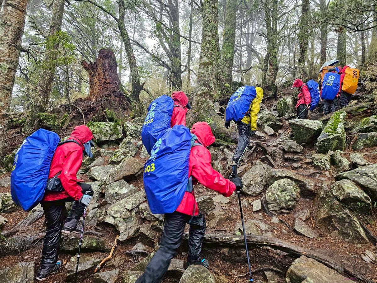向山學習 康橋學子登雪山群峰圓夢