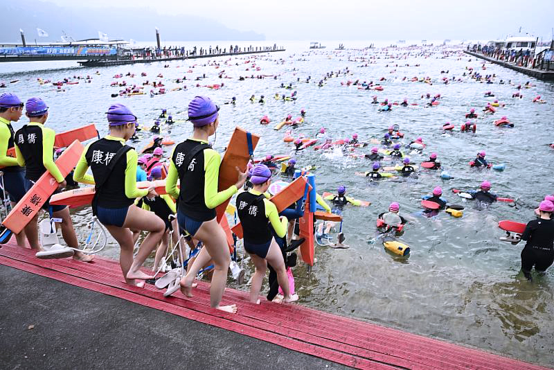 康橋750位師生泳渡日月潭 挑戰鍛鍊堅毅與團隊力